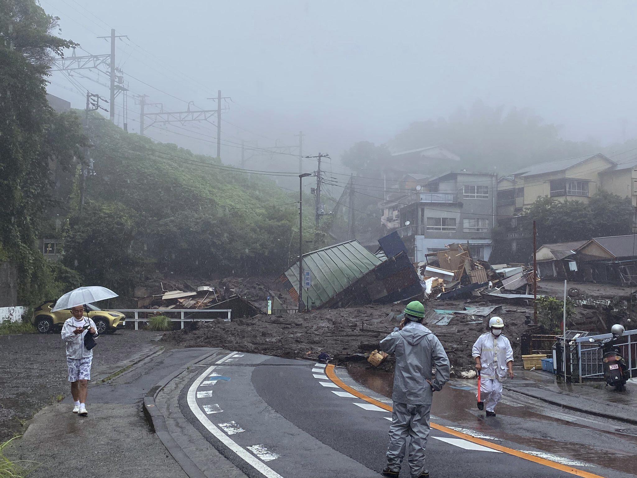 Al menos 19 personas están desaparecidas después de que un deslizamiento de tierra en el oeste de Tokio golpeara las casas