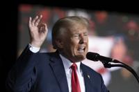ARCHIVO - El ex presidente Donald Trump habla en el aeropuerto Minden Tahoe en Minden, Nevada, el 8 de octubre de 2022. El fiscal general de Nueva York le pidió a un juez el jueves 13 de octubre que prohíba a la Organización Trump vender o transferir activos sin la aprobación de la corte mientras se desarrolla una batalla legal sobre sus acusaciones de fraude contra la compañía del ex presidente. (AP Foto/José Luis Villegas, Piscina, Archivo)