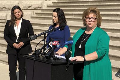 El candidato legislativo demócrata de Indiana, Joey Mayer, a la derecha, habla durante una conferencia de prensa fuera de la Cámara Estatal de Indiana en Indianápolis el 15 de septiembre de 2022. Los demócratas como Mayer esperan ganar escaños legislativos en las elecciones del 8 de noviembre de 2022 sobre los republicanos que apoyaron la ley de prohibición del aborto de Indiana que fue aprobada en agosto. (AP Photo/Tom Davies)