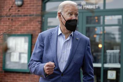 El presidente Joe Biden conversa con la prensa cuando se retira del restaurante Banks' Seafood Kitchen tras comer con la primera dama, Jill Biden, en Wilmington, Delaware, el viernes 31 de diciembre de 2021,  en la víspera del Año Nuevo. (AP Foto/Carolyn Kaster)