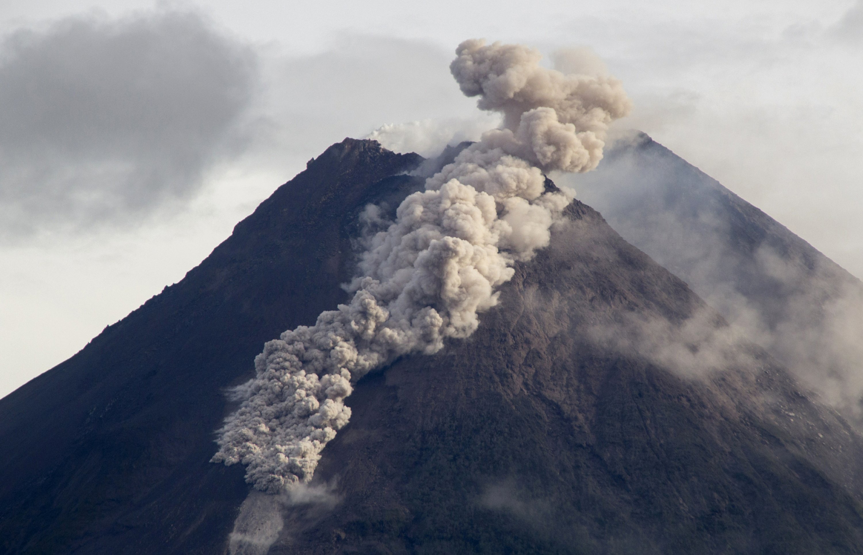 The Indonesian volcano unleashes the lava river in the new eruption