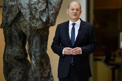 El probable nuevo canciller de Alemania, Olaf Scholz, presenta a los ministros de su Partido Social Demócrata para el nuevo gobierno de coalición, durante una conferencia de prensa en la sede del partido en Berlín, Alemania, el lunes 6 de diciembre de 2021. (AP Foto/Markus Schreiber)