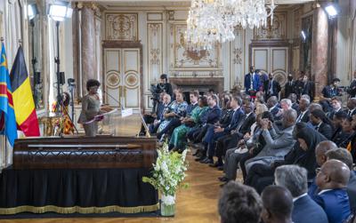 Juliana Lumumba, hija de Patrice Lumumba, habla durante una ceremonia en que fueron devueltos los restos de su padre a la familia, en el Palacio Egmont de Bruselas, el lunes 20 de junio de 2022. (Nicholas Maeterlinck, Pool Photo vía AP)