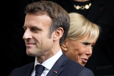 El presidente francés Emmanuel Macron con su esposa Brigitte en el Vaticano el 24 de octubre del 2022.  (Foto AP/Alessandra Tarantino)