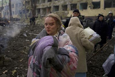 ARCHIVO - Mariana Vishegirskaya sale de un hospital de maternidad dañado por proyectiles rusos, el miércoles 9 de marzo de 2022, en Mariúpol, Ucrania. (AP Foto/Mstyslav Chernov, archivo)