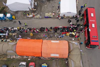 Una vista aérea de refugiados haciendo cola para el transporte en el cruce fronterizo de Medyka, Polonia, el domingo 13 de marzo de 2022, donde el principal flujo de refugiados ucranianos cruza a Polonia. La agencia de refugiados de la ONU dice que más de 2,5 millones de personas, incluidos más de un millón de niños, ya han huido de Ucrania. Se ha convertido en una crisis humanitaria sin precedentes en Europa y en el éxodo de refugiados más rápido desde la Segunda Guerra Mundial. (Foto AP)