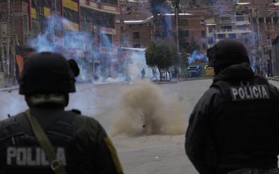 Detona una dinamita, arrojada por agricultores de coca a la policía mientras intentan llegar al mercado de coca en La Paz, Bolivia, el viernes 24 de septiembre de 2021.(AP Foto/Juan Karita)