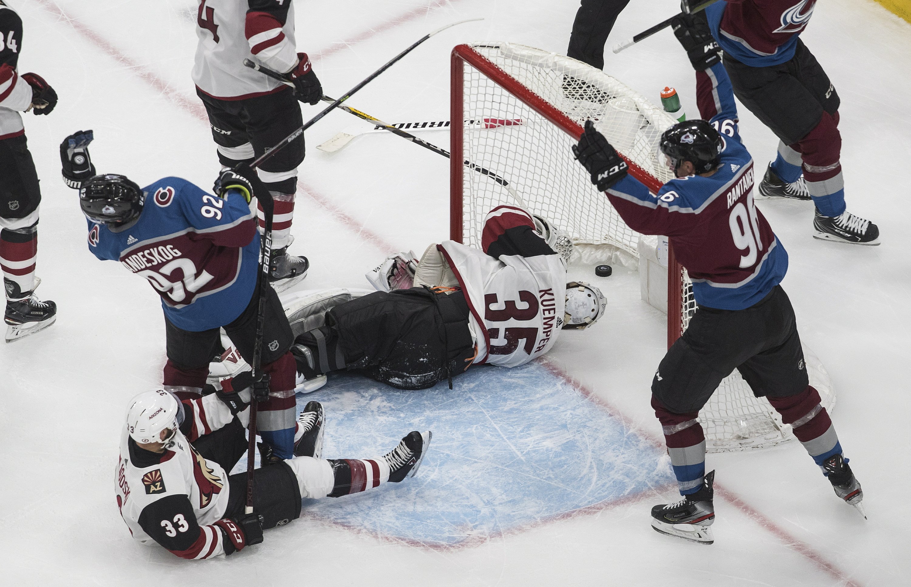 Avalanche score 3 thirdperiod goals to beat Coyotes 30 AP News
