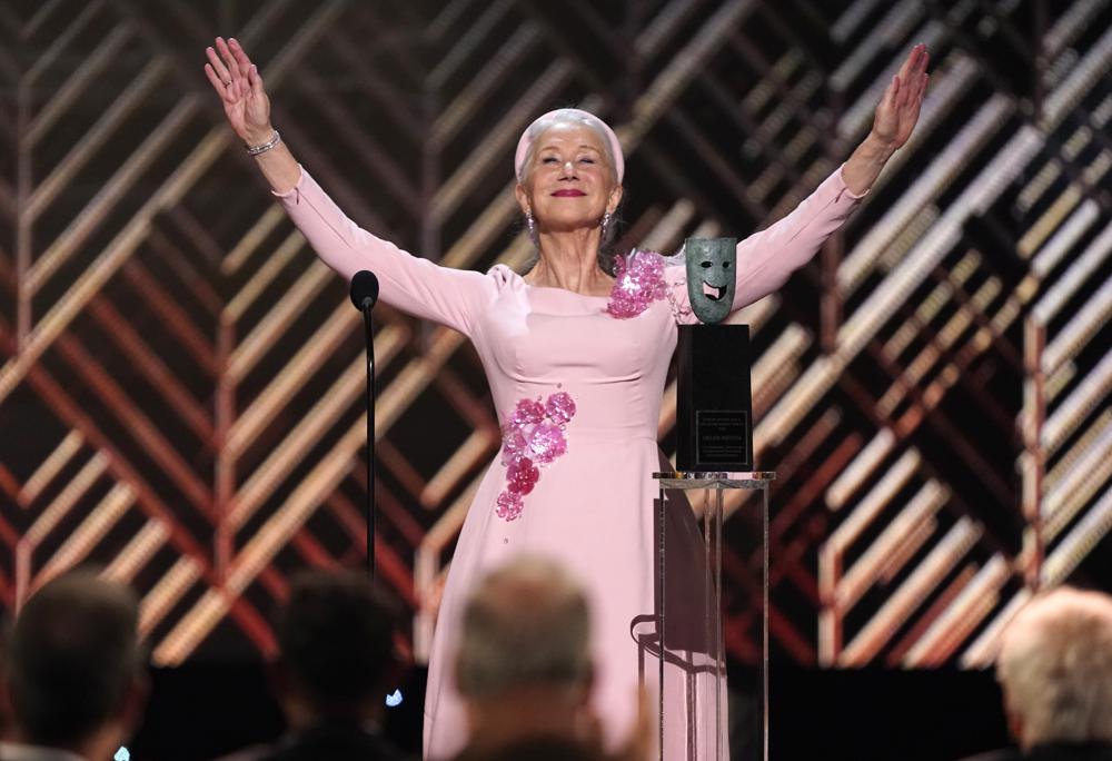 Helen Mirren acepta el premio a la trayectoria en la 28.a entrega anual de los Premios del Sindicato de Actores de la Pantalla en el Barker Hangar el domingo 27 de febrero de 2022 en Santa Mónica, California (AP Photo/Chris Pizzello)