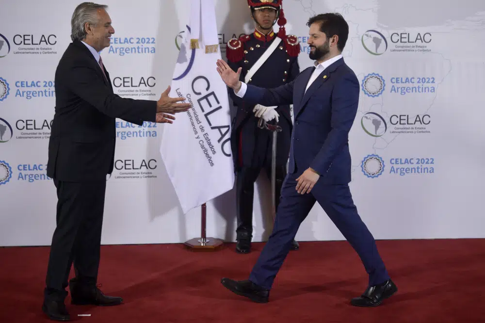 El presidente de Argentina, Alberto Fernández, a la izquierda, da la bienvenida al presidente de Chile, Gabriel Boric, a la cumbre de la Comunidad de Estados Latinoamericanos y Caribeños (Celac) en Buenos Aires, Argentina, el martes 24 de enero de 2023. Boric respondió el jueves 26 de enero de 2023 a las quejas presentadas por Perú ante los comentarios del mandatario chileno sobre la represión de manifestantes peruanos en las protestas. (AP Foto/Gustavo Garello)