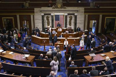 Miembros de la Cámara de Representantes se reúnen en la cámara para votar sobre la creación de una comisión selecta para investigar la insurrección del 6 de enero en el Capitolio, el 30 de junio de 2021, en Washington. (AP Foto/J. Scott Applewhite, Archivo)
