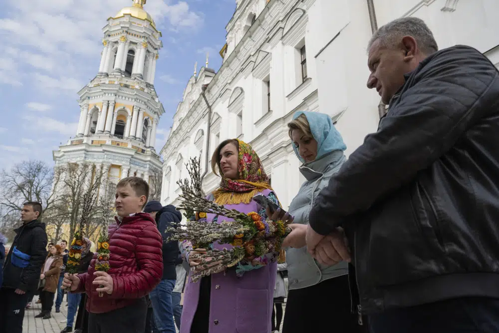 Fieles se reÃºnen para celebrar el Domingo de Ramos en el monasterio de Kiev-Pechersk Lavra, el sitio ortodoxo mÃ¡s venerado de Ucrania, en Kiev, el 9 de abril de 2023. (Foto AP/Adam Pemble)