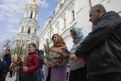 Fieles se reúnen para celebrar el Domingo de Ramos en el monasterio de Kiev-Pechersk Lavra, el sitio ortodoxo más venerado de Ucrania, en Kiev, el 9 de abril de 2023. (Foto AP/Adam Pemble)