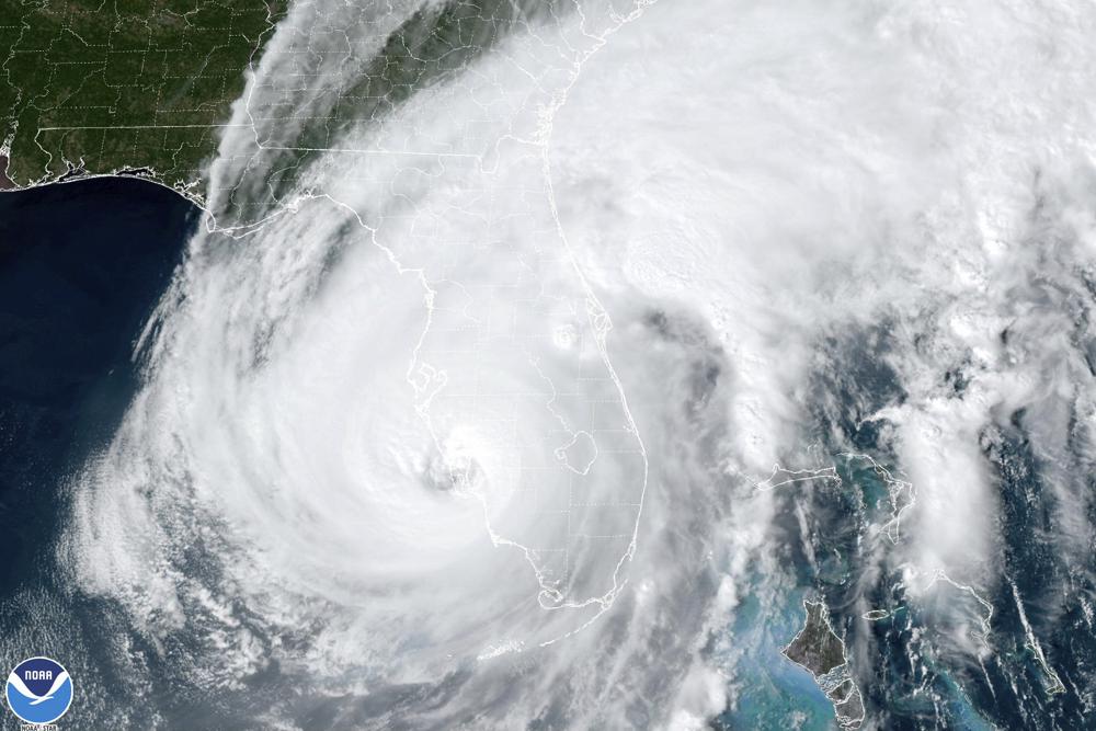 Această imagine prin satelit făcută la 3:06 pm EDT și furnizată de NOAA arată uraganul Ian căzând pământ în sud-vestul Floridei, lângă Cayo Costa, Florida, miercuri, 28 septembrie 2022, ca o furtună catastrofală de categoria 4. (NOAA prin AP)