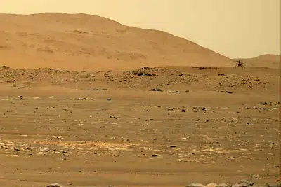 ARCHIVO - En esta fotografía del 30 de abril de 2021 tomada por el explorador Perseverance en Marte y proporcionada por la NASA, se muestra un helicóptero de la NASA volando en la superficie del planeta. (NASA/JPL-Caltech/ASU/MSSS via AP, Archivo)