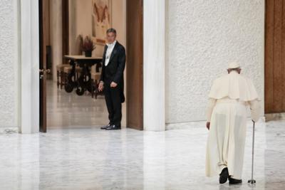 El papa Francisco parte luego de una audiencia en el Vaticano, el viernes 21 de octubre de 2022. (AP Foto/Andrew Medichini)