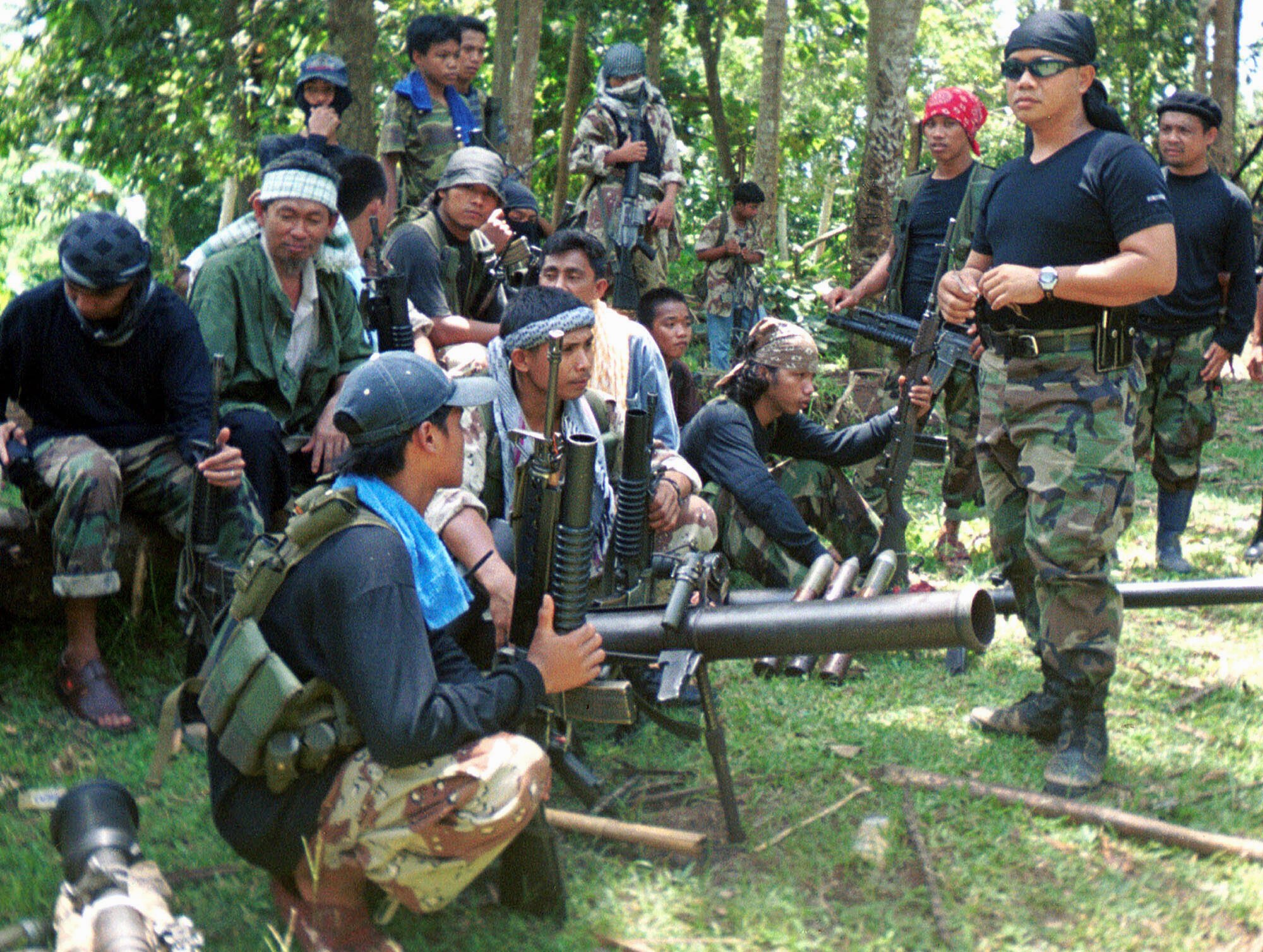 Philippine troops kill the rebel commander, rescuing the last hostage