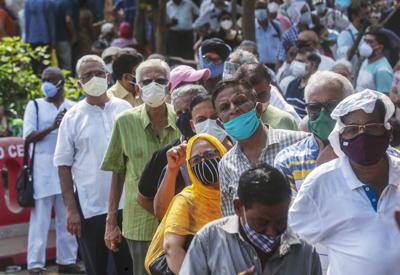 Una fila de personas espera para recibir la vacuna contra el coronavirus en Mumbai, India, el 26 de abril del 2021.   (Foto AP/Rafiq Maqbool, File)