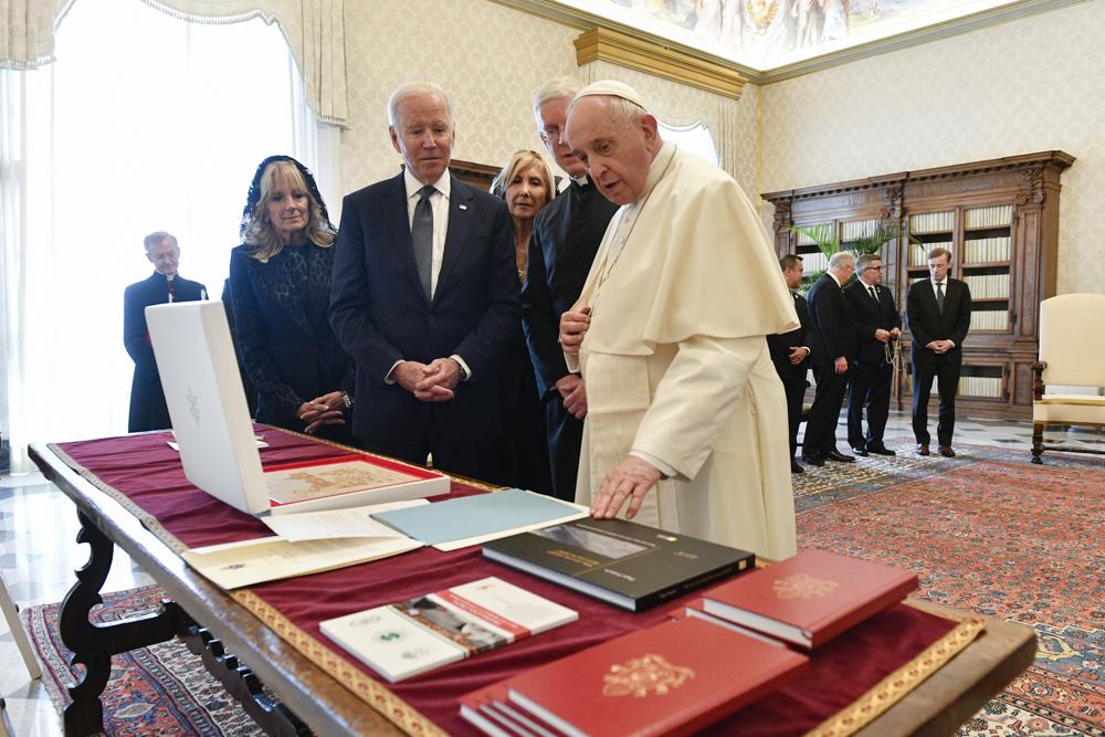 El presidente Joe Biden y la primera dama Jill Biden intercambian obsequios con el Papa Francisco cuando se reúnan en el Vaticano, el viernes 29 de octubre de 2021. El presidente Joe Biden se reunirá con el Papa Francisco el viernes en el Vaticano, donde se encuentran los dos más notables del mundo. Los católicos romanos planean discutir la pandemia de COVID-19, el cambio climático y la pobreza. El presidente se enorgullece de su fe católica, utilizándola como guía moral para dar forma a muchas de sus políticas sociales y económicas. (Vatican Media vía AP)