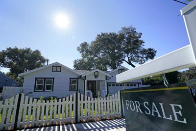 ARCHIVO - Esta fotografía del 8 de diciembre de 2020 muestra una casa en venta en Orlando, Florida. (AP Foto/John Raoux)