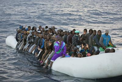 En esta imagen de archivo, tomada el 3 de febrero de 2017, migrantes y refugiados esperan a recibir ayuda de los miembros de la ONG española Proactiva Open Arms, a bordo de una abarrotada lancha neumática a la deriva en el Mar Mediterráneo. (AP Foto/Emilio Morenatti, archivo)