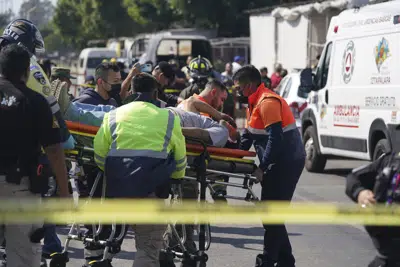 Un pasajero del metro, herido cuando chocaron dos trenes subterráneos, es trasladado en camilla a una ambulancia que esperaba afuera de la estación Raza, en la Ciudad de México, el sábado 7 de enero de 2023. Las autoridades anunciaron que al menos una persona murió y decenas resultaron heridas en el accidente del sábado en la Línea 3 del metro capitalino. (Foto AP/Fernando Llano)