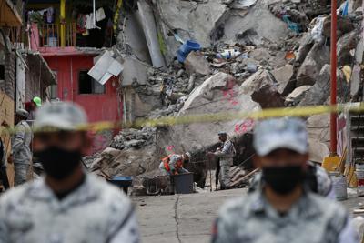 Elementos de la Guardia Nacional trabajan en el lugar de un deslave en un vecindario ubicado en las laderas de un cerro en Tlalnepantla, el sábado 11 de septiembre de 2021, a las afueras de la Ciudad de México. (AP Foto/Ginnette Riquelme)