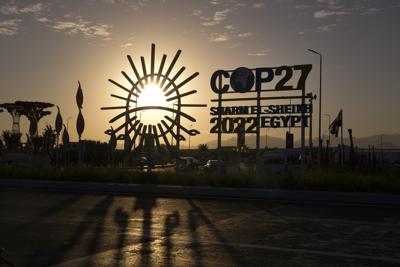 El sol se pone detrás del logotipo de la COP27 afuera de la sede de la Cumbre Climática de la ONU COP27, el sábado 12 de noviembre de 2022, en Sharm el-Sheikh, Egipto. (Foto AP/Peter Dejong)