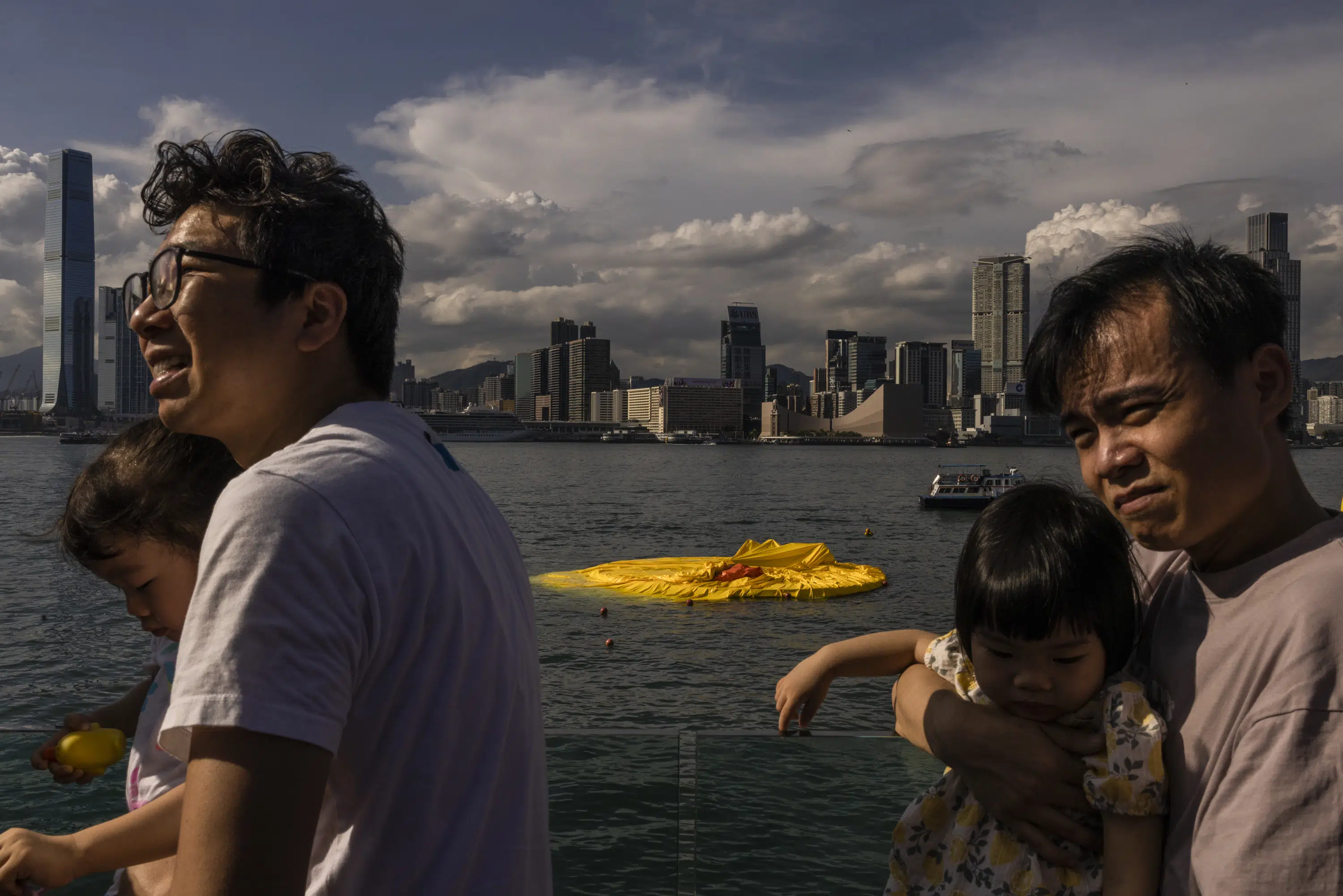 L’un des 2 canards géants du port Victoria de Hong Kong se dégonfle