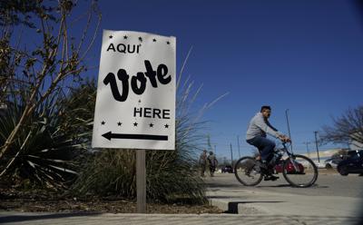 ARCHIVO - Los votantes abandonan un sitio de votación anticipada, el 14 de febrero de 2022, en San Antonio. (AP Photo/Eric Gay, Archivo)