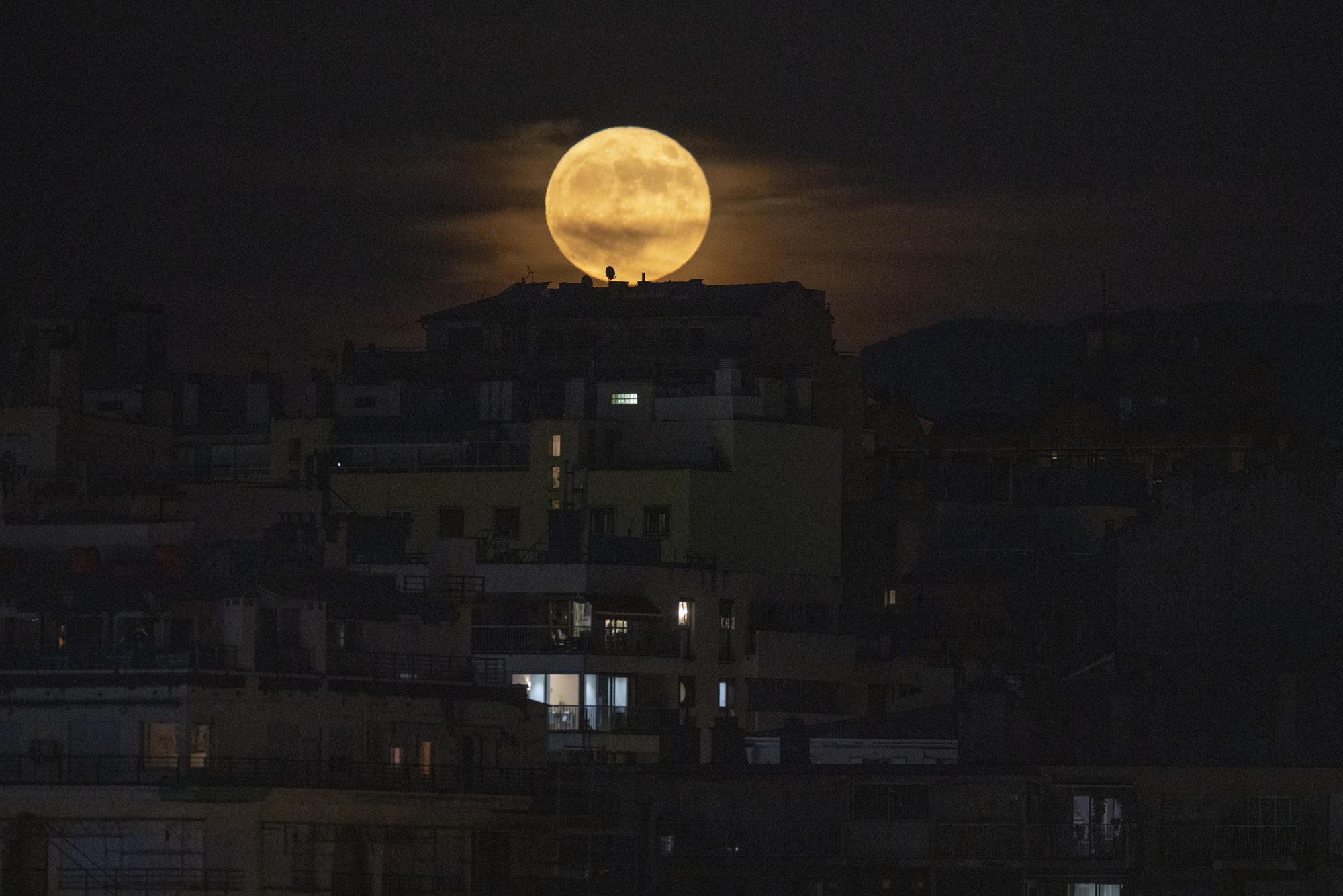 A lua cheia nasce sobre Marselha, sul da França, terça-feira, 14 de junho de 2022. (AP Photo/Daniel Cole)