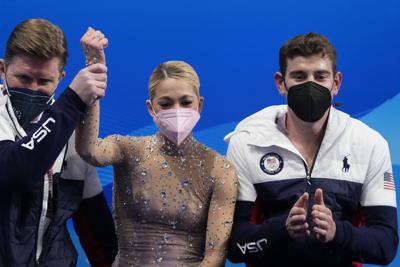 Alexa Knierim y Brandon Frazier, a la derecha, de los Estados Unidos, reaccionan después de competir en el programa de patinaje libre por parejas durante la competencia de patinaje artístico en los Juegos Olímpicos de Invierno de 2022, el sábado 19 de febrero de 2022, en Beijing. (AP Foto/Natacha Pisarenko)