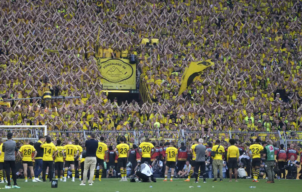 Dortmund fans greet their players after the German Bundesliga soccer match between Borussia Dortmund and FSV Mainz 05 in Dortmund, Germany, Saturday, May 27, 2023. (AP Photo/Michael Probst)