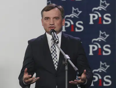 En esta imagen de archivo, el actual ministro de Justicia de Polonia, Zbigniew Ziobro, durante una conferencia de prensa en Varsovia, Lolonia, el 26 de septiembre de 2020. (AP Foto/Czarek Sokolowski, archivo)