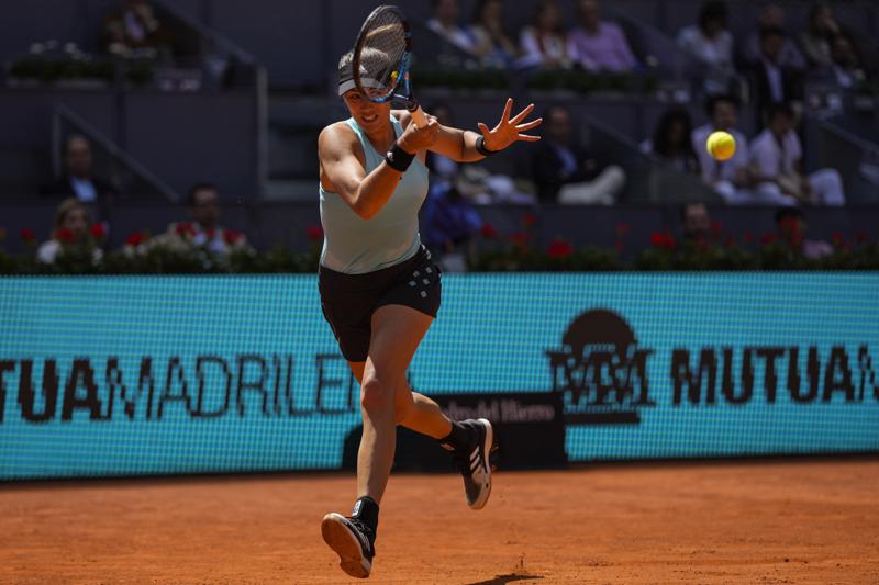 Garbiñe Muguruza durante su partido contra Anhelina Kalinina en el Abierto de Madrid, el 1 de mayo de 2022. (AP Foto/Bernat Armangue)