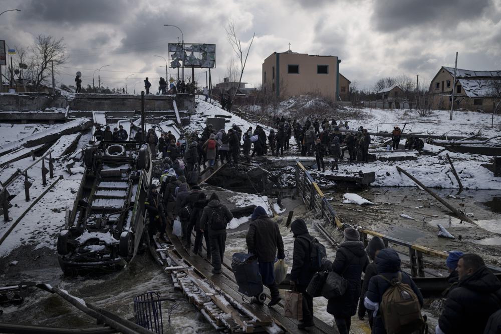 Những người Ukraine chạy trốn khỏi Irpin, ở ngoại ô Kyiv, Ukraine, ngày 08/03/2022. Ảnh: AP.