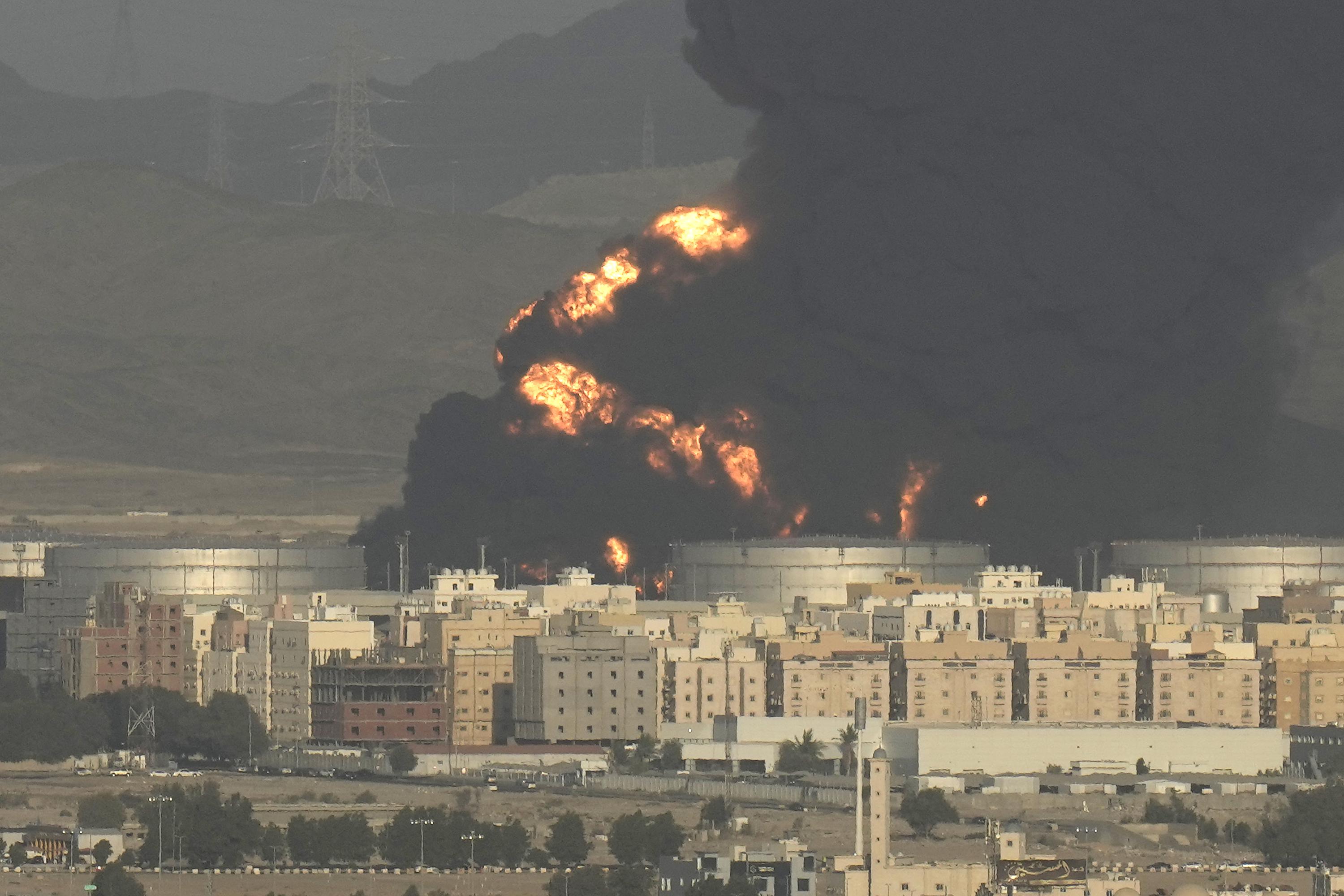 حريق في المدينة السعودية قبل سباق الفورمولا 1 ؛  الحوثيون يعلنون اعتداءات
