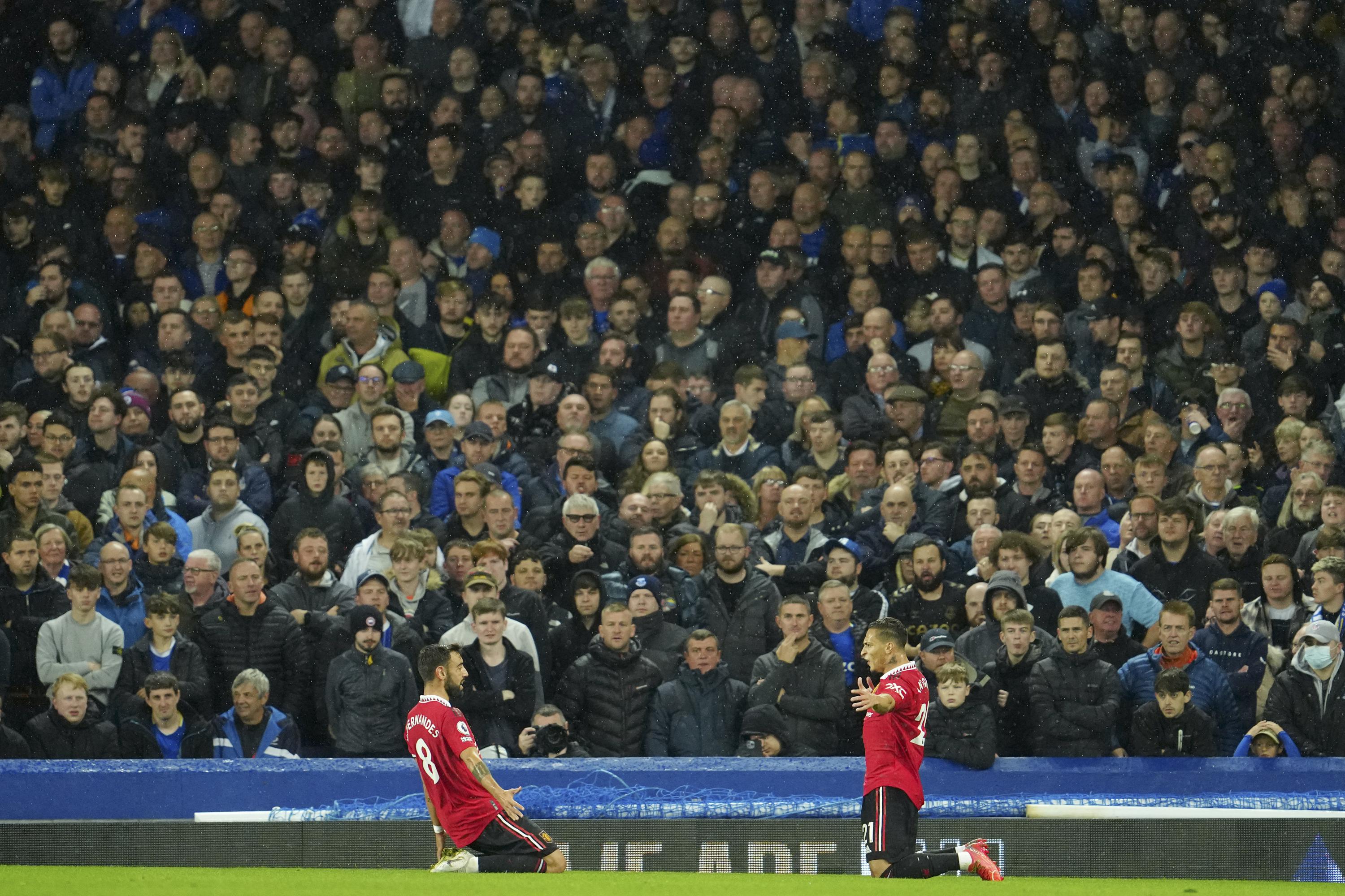 Indvandring grammatik slot Man United fans complain about ticket reduction at Chelsea | AP News