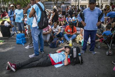 Los manifestantes se reúnen frente al Ministerio de Desarrollo Social en Buenos Aires, Argentina, el jueves 10 de noviembre de 2022. Los manifestantes, en su mayoría desempleados pobres, exigen más empleos y ayuda monetaria del gobierno a medida que la nación enfrenta una tasa de inflación en los últimos 12 meses del 83%, una de las más altas del mundo.
 (AP Foto/Víctor R. Caivano)