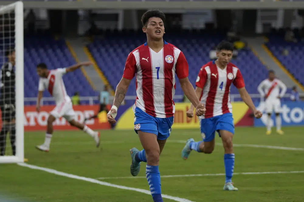 Diego Gonzalez de Paraguay celebra tras anotar en el encuentro del Sudamericano Sub-20 ante Perú el lunes 23 de enero del 2023. (AP Foto/Fernando Vergara)