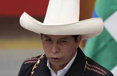 El presidente peruano Pedro Castillo habla en una ceremonia después de que su homólogo boliviano Luis Arce lo condecoró con la Gran Cruz del Cóndor de los Andes, en el palacio presidencial Casa Grande del Pueblo, el sábado 30 de octubre de 2021, en La Paz, Bolivia.  (Foto AP / Juan Karita)