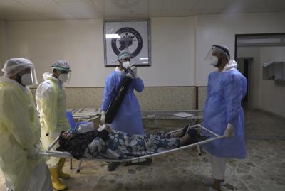 Médicos atienden a un enfermo de coronavirus en un hospital de Idlib en Siria el 20 de septiembre del 2021. (Foto AP/Ghaith Alsayed)