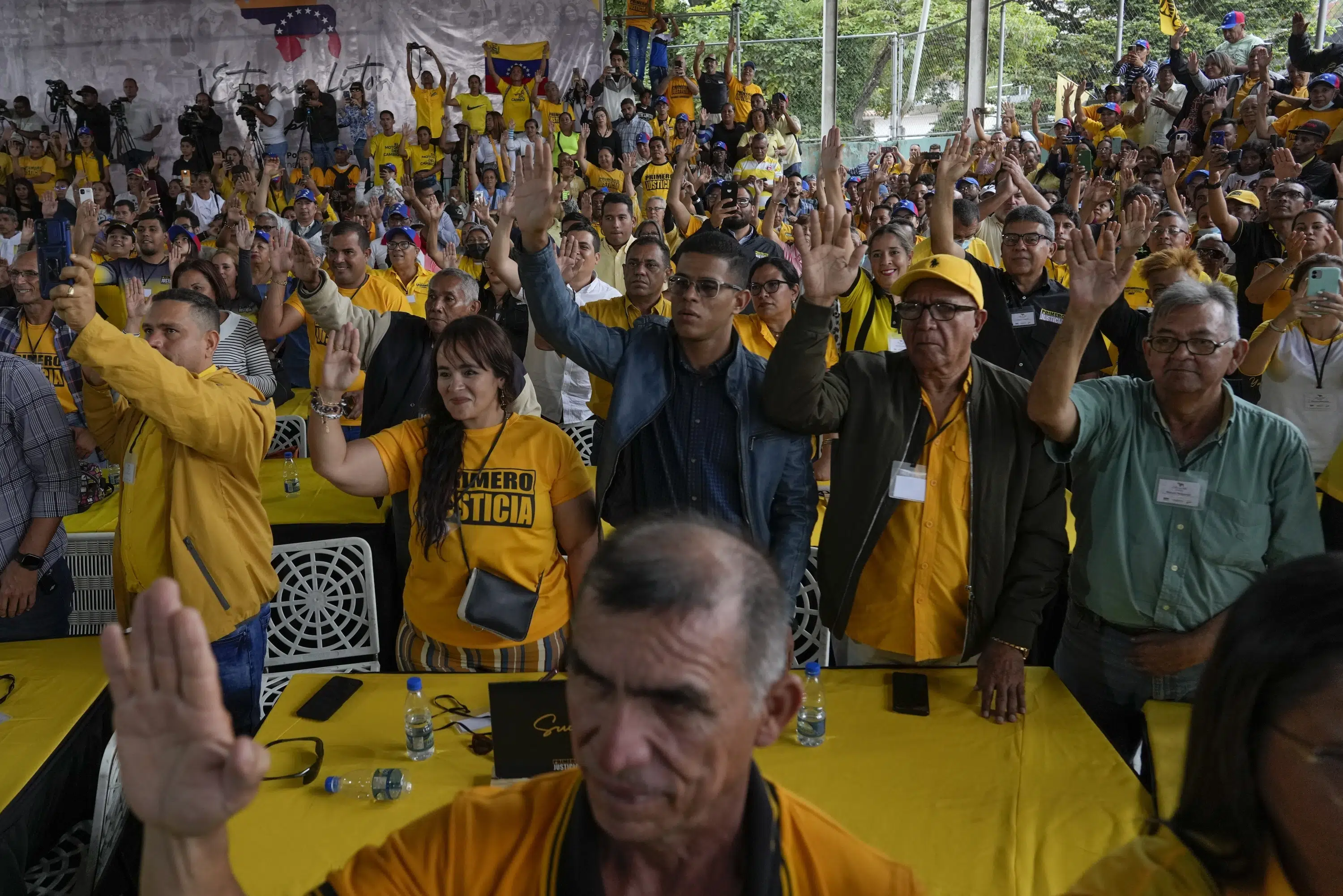 Los opositores compiten para enfrentar al poderoso líder venezolano