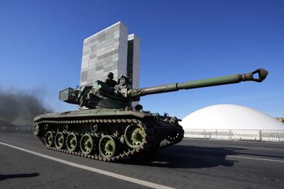 Un tanque pasa frente al Congreso como parte de un desfile que pasó por el palacio presidencial de Planalto en Brasilia, martes 10 de agosto de 2021. (AP Foto/Eraldo Peres)