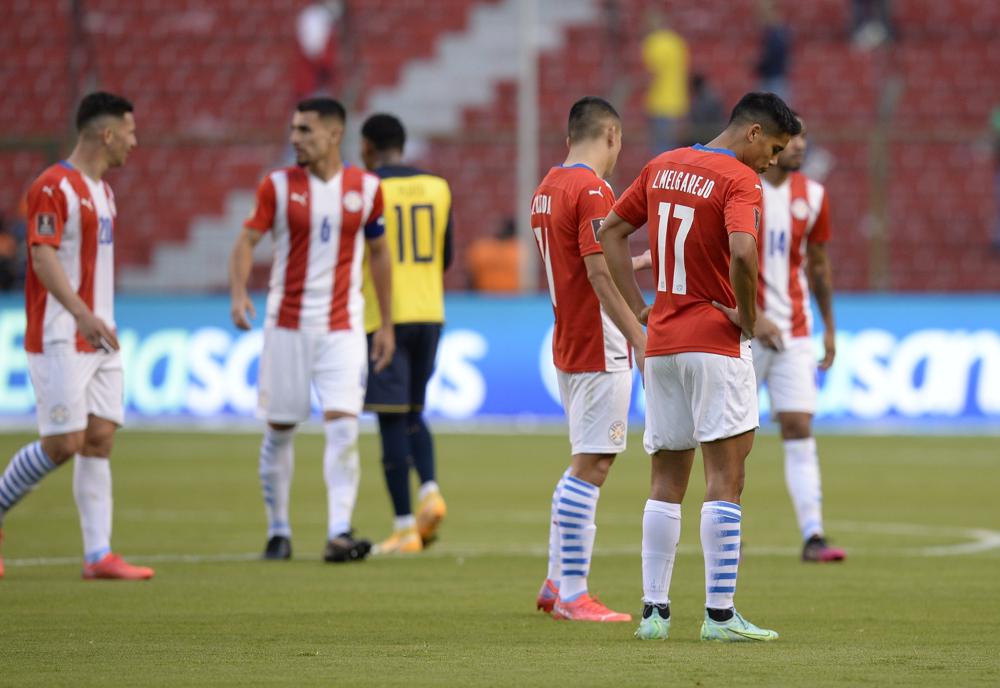 Los jugadores de Paraguay se lamentan tras la derrota por 2-0 ante Ecuador en las eliminatorias mundialistas, el jueves 2 de septiembre de 2021, en Quito (Rodrigo Buendía/Pool via AP)