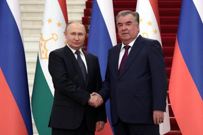 El presidente ruso Vladimir Putin (i) con el presidente de Tayikistán Emomali Rakhmon en Dushanbe, Tayikistán, el 28 de junio del 2022. (Alexander Shcherbak, Sputnik, Kremlin Pool Photo via AP)