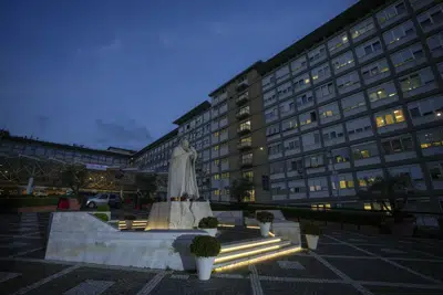 Una estatua del fallecido papa Juan Pablo II frente a las habitaciones del hospital generalmente utilizadas cuando un papa es hospitalizado en el Hospital Gemelli, de Roma, el viernes 31 de marzo de 2023. (AP Foto/Andrew Medichini)