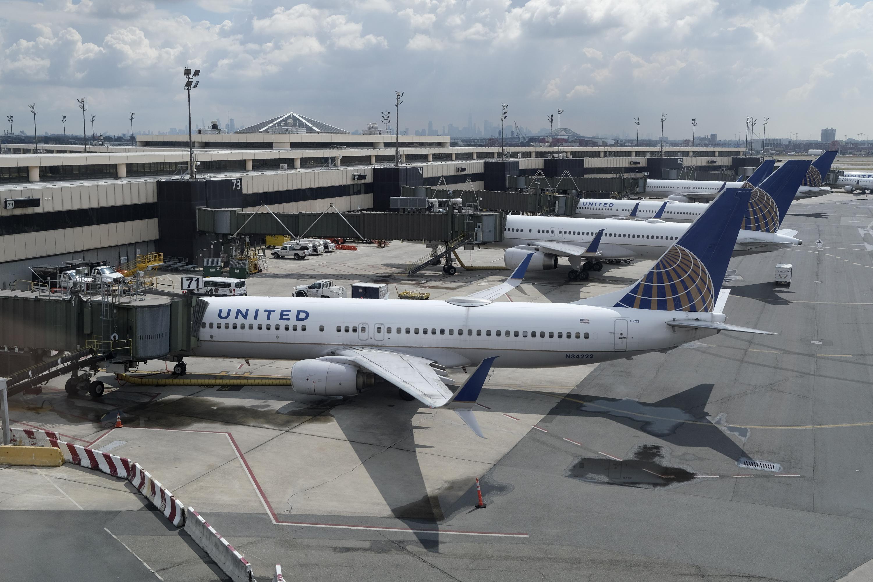 United Airlines lifts 3Q revenue estimate after busy summer AP News