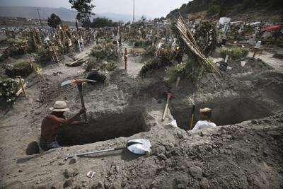 Dos hombres excavan tumbas en el cementerio de Valle de Chalco el miércoles 31 de marzo de 2021 durante la pandemia de coronavirus, en las afueras de la Ciudad de México. (AP Foto/Marco Ugarte)