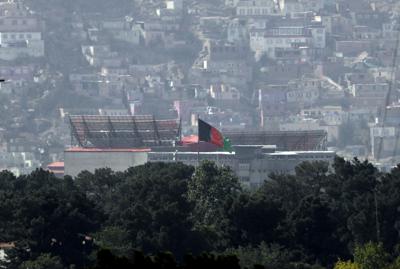 La bandera afgana ondea en el palacio presidencial de Kabul, Afganistán, el 17 de agosto de 2021. (AP Foto/Rahmat Gul)